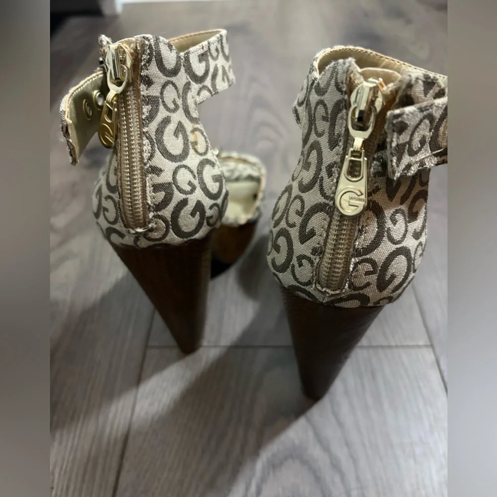Y2K G By Guess Faux Wood Tan Logo Sultry Wedges Buckle Strappy Stylish Club Sexy